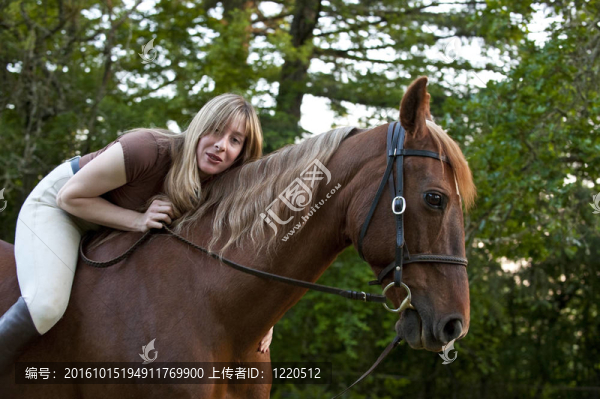 女人抱著她的馬無(wú)鞍騎馬
