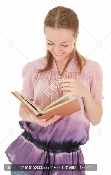 女孩拿著一本書