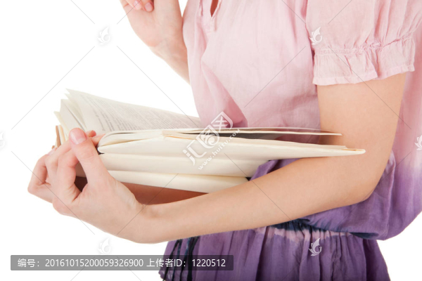 女孩的手拿著一本書