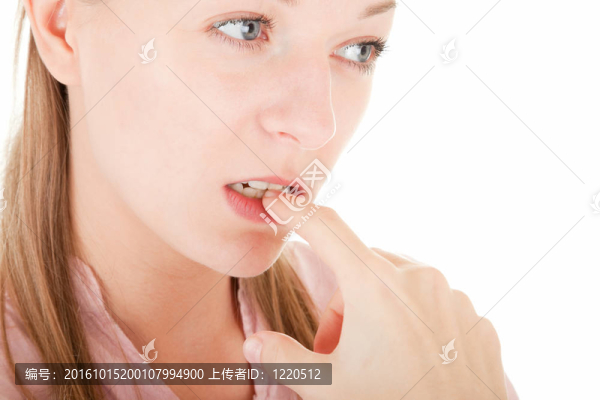 時髦的女孩做鬼臉