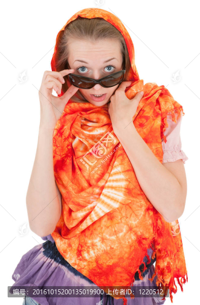 帶橙色披肩的年輕女孩