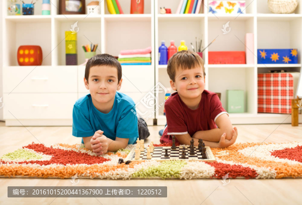 年輕的孩子準(zhǔn)備玩象棋