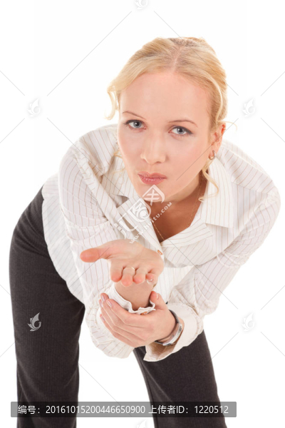 年輕的女人送一個吻