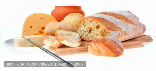 一塊黃油；面包和一把刀