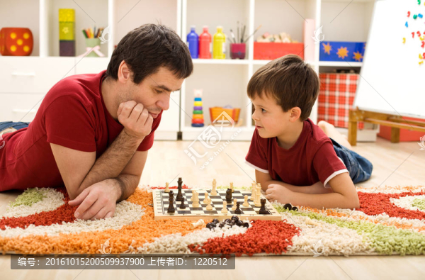 男子教男孩下象棋規(guī)則