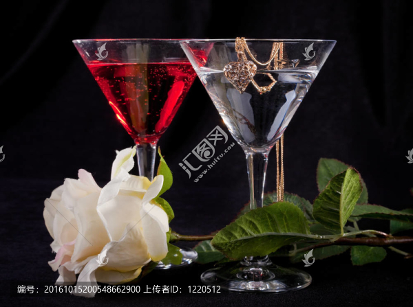 玫瑰和兩杯雞尾酒