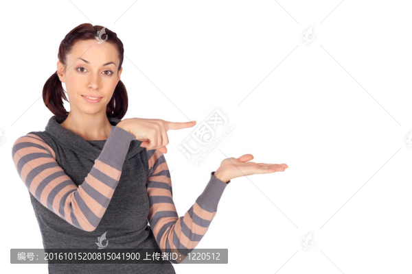年輕開朗的女人表現(xiàn)出什么