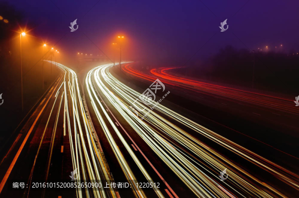 黑暗中的公路