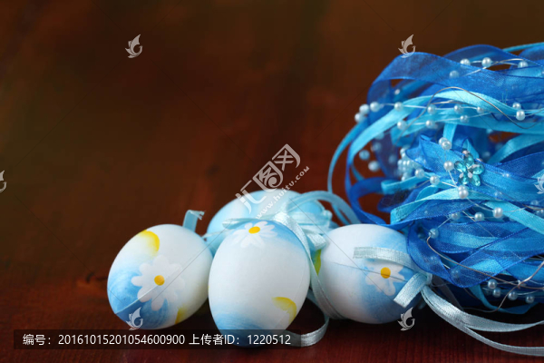 藍(lán)色復(fù)活節(jié)雞蛋和絲帶
