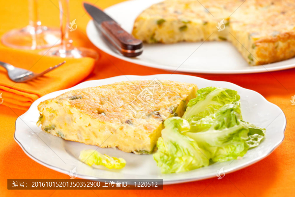 土豆煎蛋用橄欖油和青椒