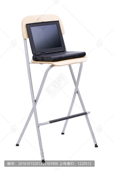 打開站立在高；酒吧椅子黑色筆記本電腦；白色背景