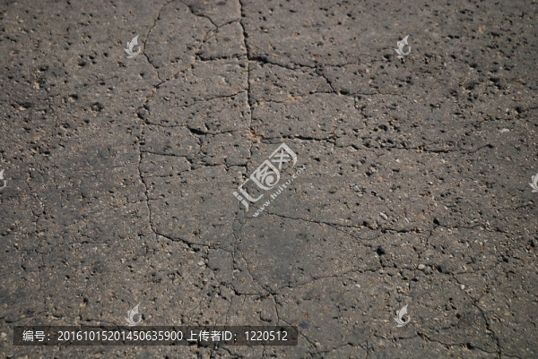 因霜凍而損壞的道路