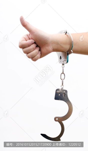 希望-大拇指-一個(gè)年輕的女人手上戴著手銬