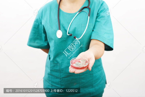 在綠色制服的醫(yī)務(wù)人員；用聽診器；顯示模具在瓊脂板上生長。