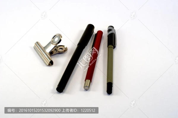 白色背景上的鋼筆和回形針
