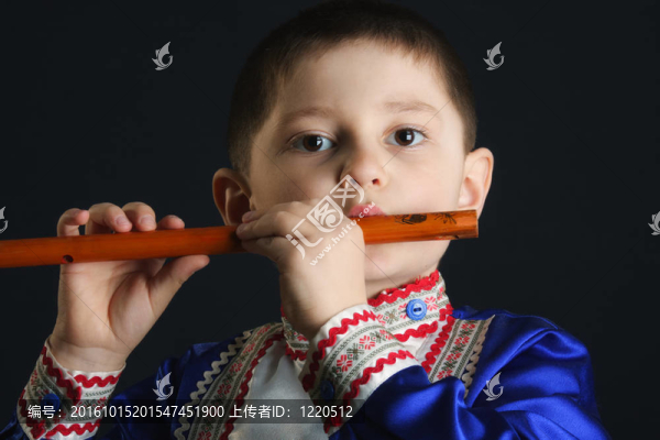 小男孩吹長笛