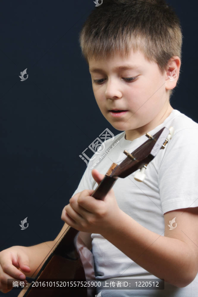 白衣少年玩琴