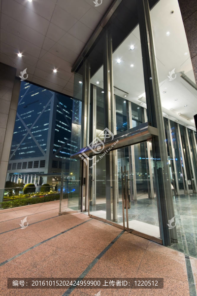 在香港夜晚的現(xiàn)代建筑入口