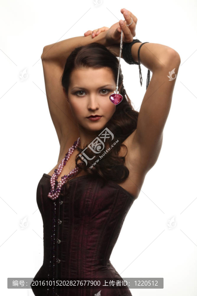 在胸衣在心臟的形式持有裝飾的女孩
