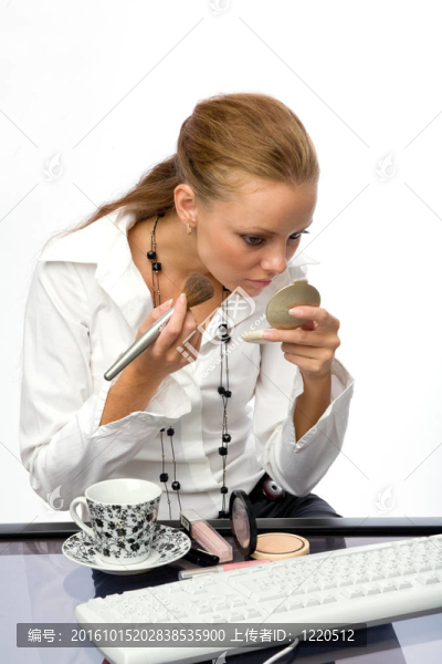 女孩在工作場所享受化妝品