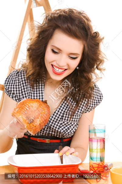 廚房里的年輕漂亮的女人