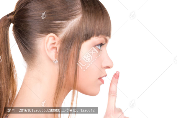 手指在嘴唇