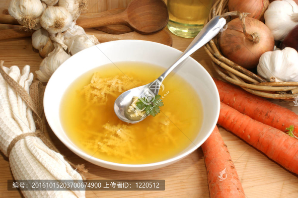 自制面條的雞湯