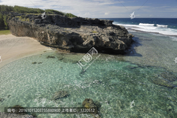 多巖石的海岸