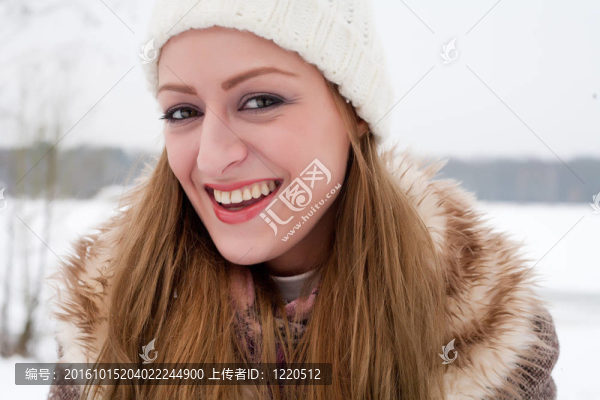 面帶微笑的冬天穿毛皮衣服的女士