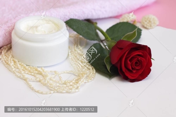 帶有玫瑰的化妝品奶油容器；珍珠項鏈和耳環(huán)