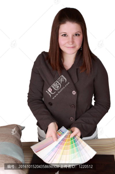 黑發(fā)女人年輕的室內(nèi)設(shè)計師