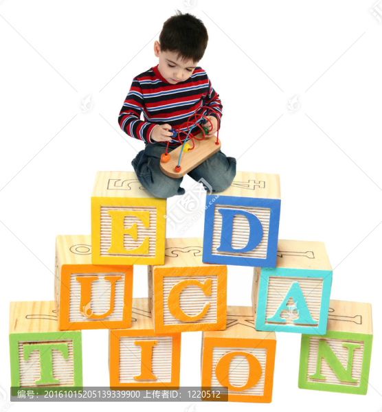 三歲男孩玩字母積木