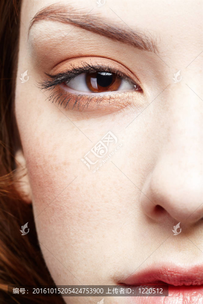 女孩的半臉人像