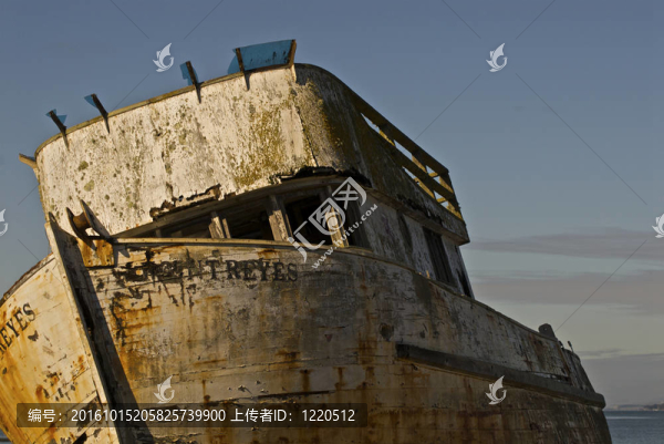 一個大約1930艘漁船就被遺棄在沙灘上，在加利福尼亞北部