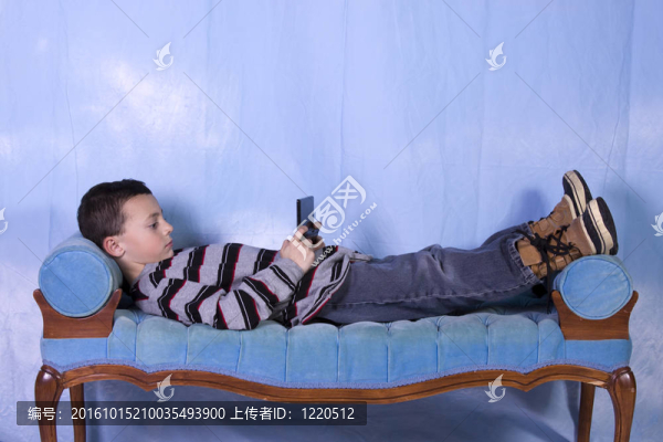 小男孩玩電子游戲