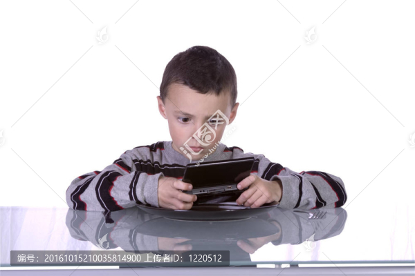 小男孩玩電子游戲