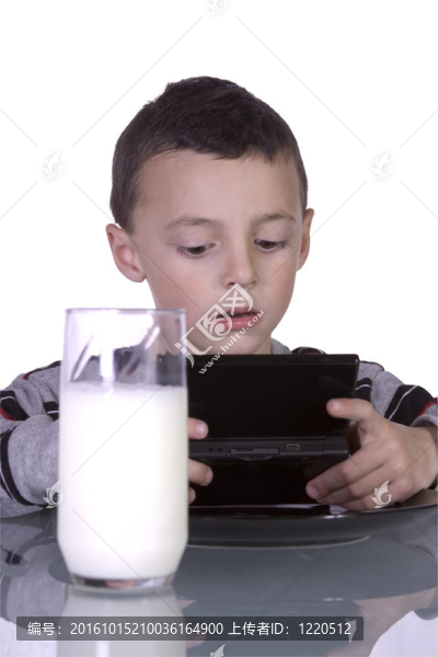 小男孩玩電子游戲