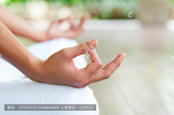 女人做瑜伽