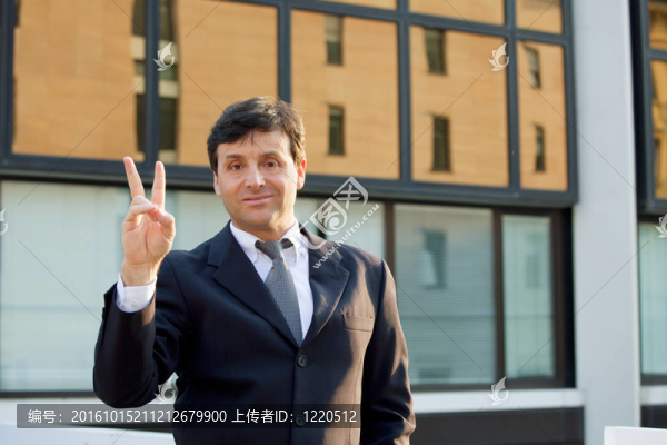 成功的商人在戶外