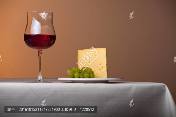 一片奶酪；一串葡萄和紅葡萄酒