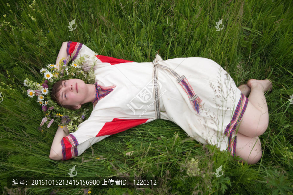 在菊花花環(huán)美麗女孩的肖像