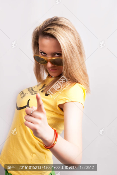 白人金發(fā)女孩指著前面