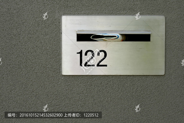 銀色的金屬信箱在灰墻的家