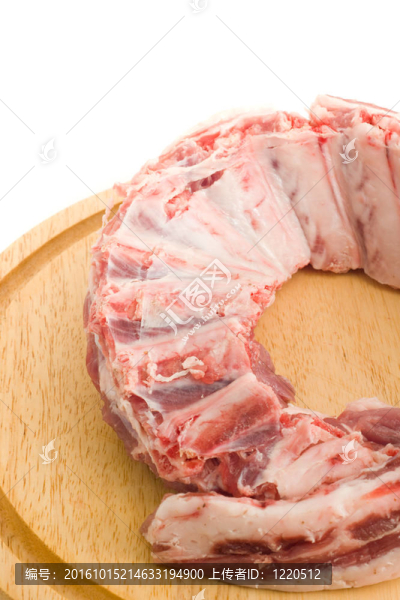 原料排骨和肉圓的硬紙板
