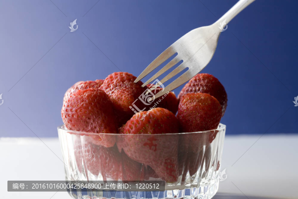 叉子和草莓。