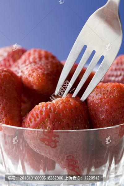 草莓叉子的特写。