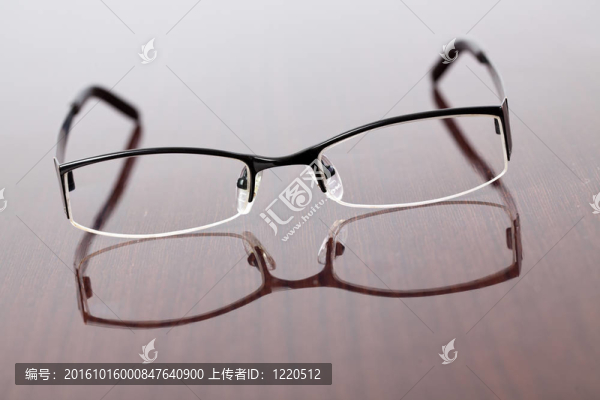 眼鏡在桌子上