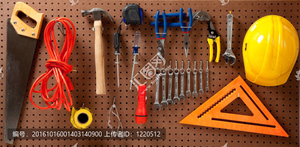 帶有工具和硬帽子的釘板