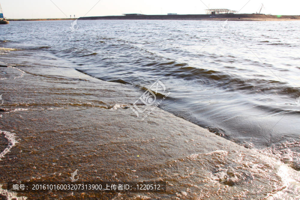 海中的帆和水