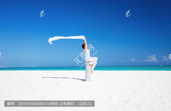 海灘上的快樂女人